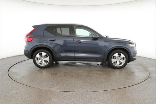 2021 Volvo XC40 T5 Momentum