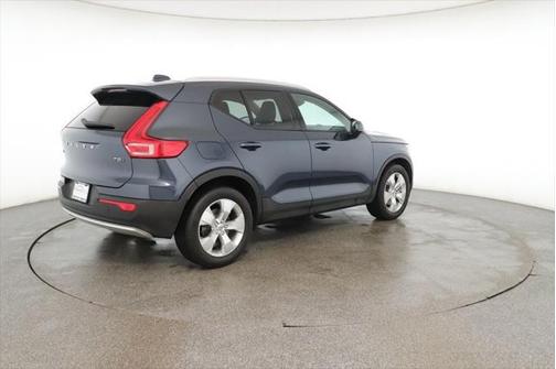 2021 Volvo XC40 T5 Momentum