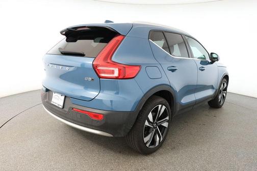 2024 Volvo XC40 B5 Ultimate Bright Theme