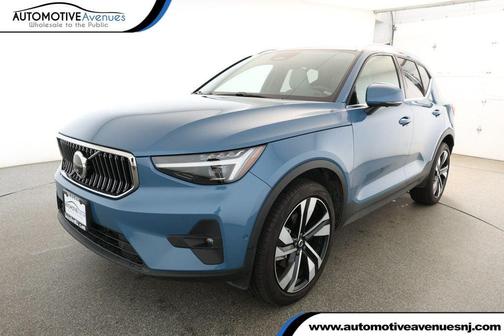 2024 Volvo XC40 B5 Ultimate Bright Theme