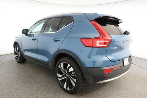 2024 Volvo XC40 B5 Ultimate Bright Theme