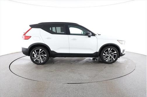 2022 Volvo XC40 T5 R-Design