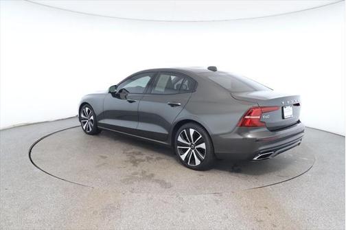 2022 Volvo S60 T5 Momentum
