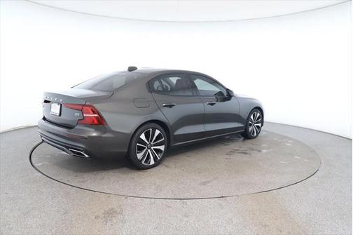 2022 Volvo S60 T5 Momentum