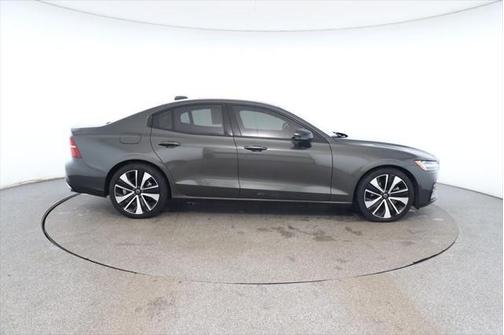 2022 Volvo S60 T5 Momentum
