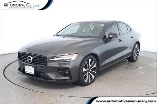 2022 Volvo S60 T5 Momentum
