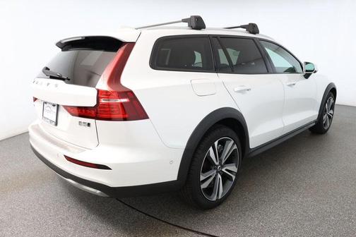 2025 Volvo V60 Cross Country B5 Plus