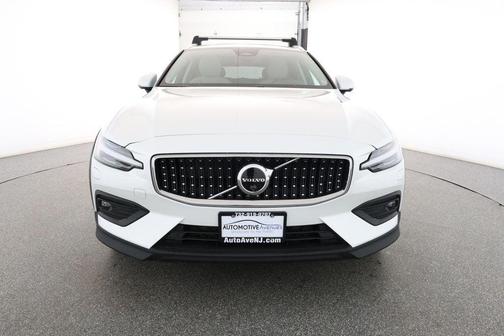 2025 Volvo V60 Cross Country B5 Plus