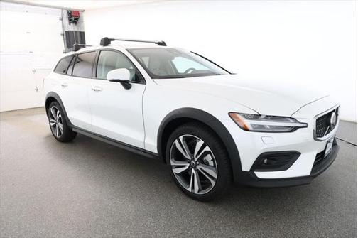 2025 Volvo V60 Cross Country B5 Plus