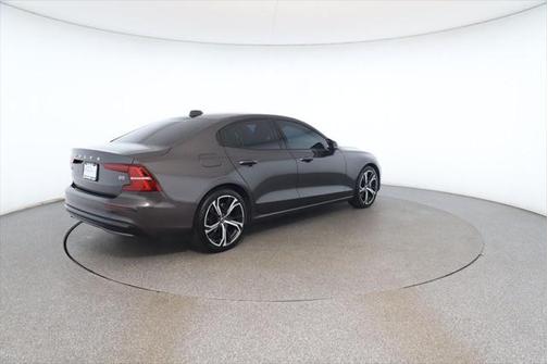 2024 Volvo S60 B5 Core Dark Theme