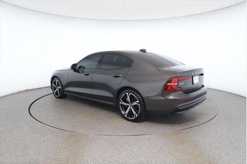 2024 Volvo S60 B5 Core Dark Theme