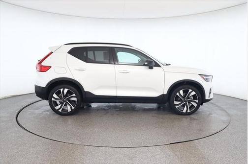2024 Volvo XC40 B5 Plus Dark Theme