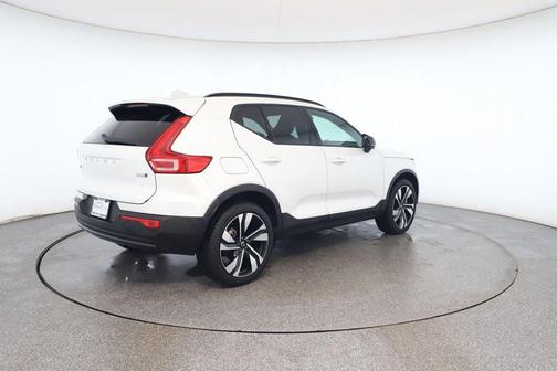 2024 Volvo XC40 B5 Plus Dark Theme