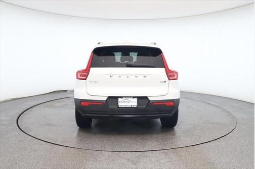 2024 Volvo XC40 B5 Plus Dark Theme