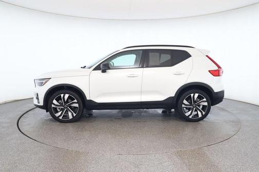 2024 Volvo XC40 B5 Plus Dark Theme