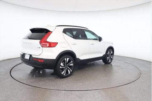 2024 Volvo XC40 B5 Plus Dark Theme