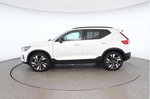 2024 Volvo XC40 B5 Plus Dark Theme