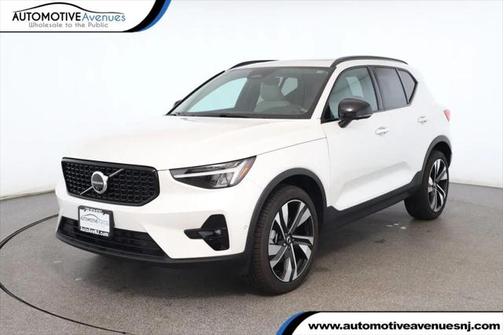 2024 Volvo XC40 B5 Plus Dark Theme