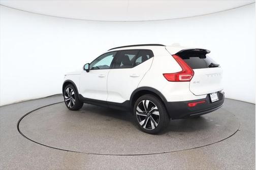 2024 Volvo XC40 B5 Plus Dark Theme