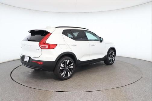 2024 Volvo XC40 B5 Plus Dark Theme