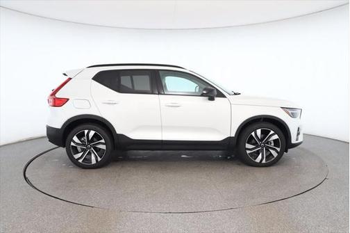 2024 Volvo XC40 B5 Plus Dark Theme