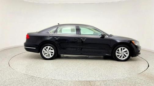 Deep Black Pearl Metallic 2018 Volkswagen Passat 2.0T SE