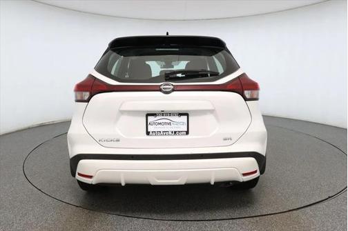 2022 Nissan Kicks SR