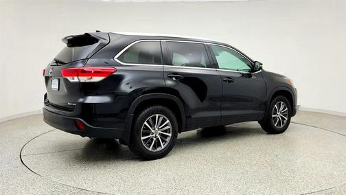 Midnight Black Metallic 2018 Toyota Highlander XLE