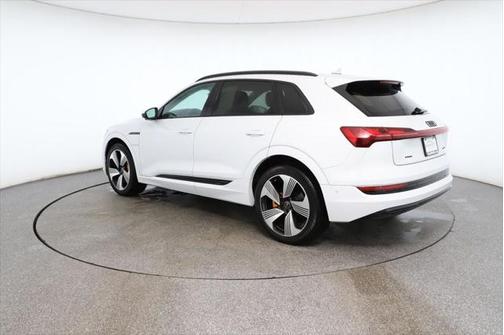 2022 Audi e-tron Premium Plus