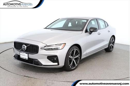 2024 Volvo S60 B5 Plus Dark Theme