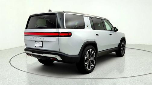 LA Silver 2025 Rivian R1S Adventure Dual-Motor Standard Pack w/ 22'' Sport Bright Wheels