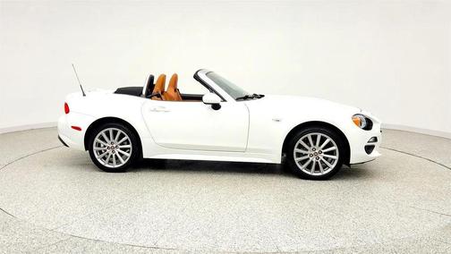 Brilliante White 2018 FIAT 124 Spider Base