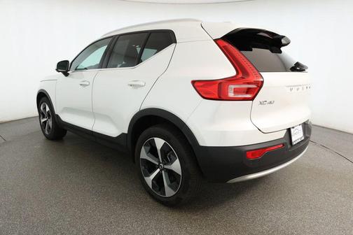 2023 Volvo XC40 B5 Plus Bright Theme