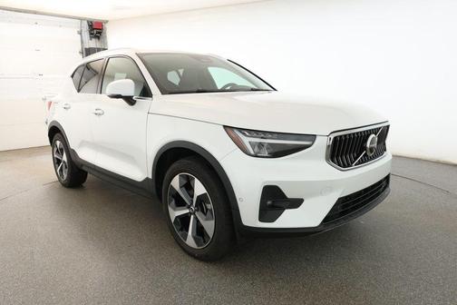 2023 Volvo XC40 B5 Plus Bright Theme
