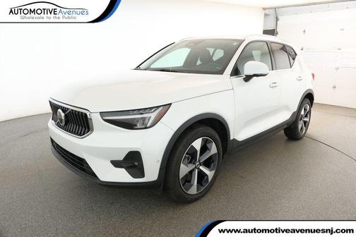 2023 Volvo XC40 B5 Plus Bright Theme
