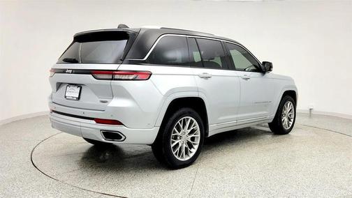 2022 Jeep Grand Cherokee Summit