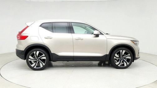 2023 Volvo XC40 B5 Plus Bright Theme