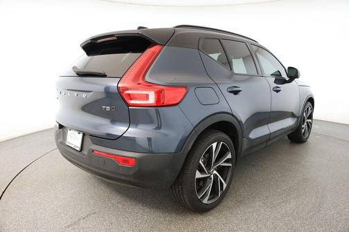 2022 Volvo XC40 T5 R-Design