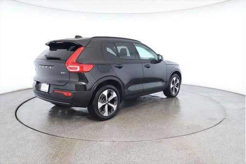 2024 Volvo XC40 B5 Core Dark Theme