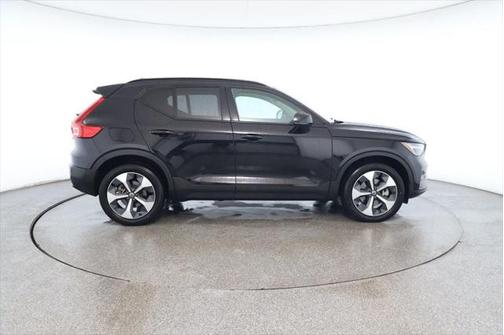 2024 Volvo XC40 B5 Core Dark Theme
