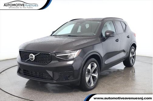 2024 Volvo XC40 B5 Core Dark Theme