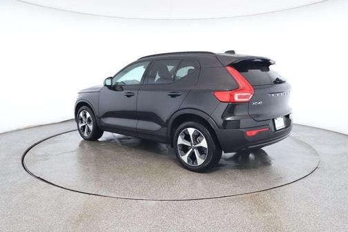 2024 Volvo XC40 B5 Core Dark Theme