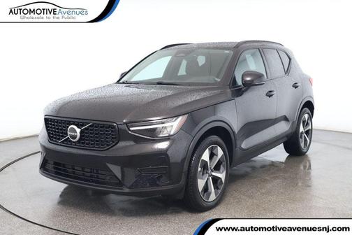 2024 Volvo XC40 B5 Core Dark Theme