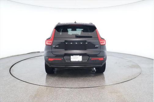 2024 Volvo XC40 B5 Core Dark Theme