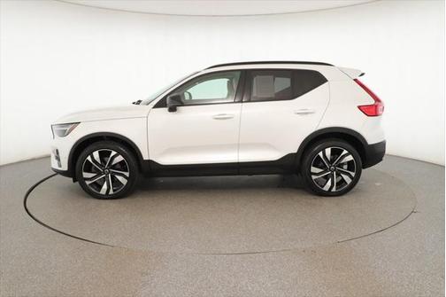 2023 Volvo XC40 B5 Ultimate Dark Theme