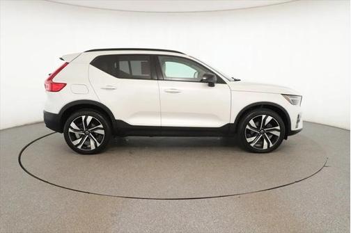 2023 Volvo XC40 B5 Ultimate Dark Theme