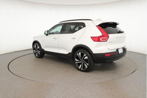 2023 Volvo XC40 B5 Ultimate Dark Theme