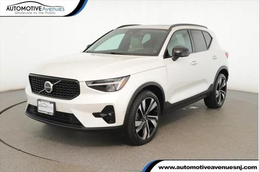2023 Volvo XC40 B5 Ultimate Dark Theme