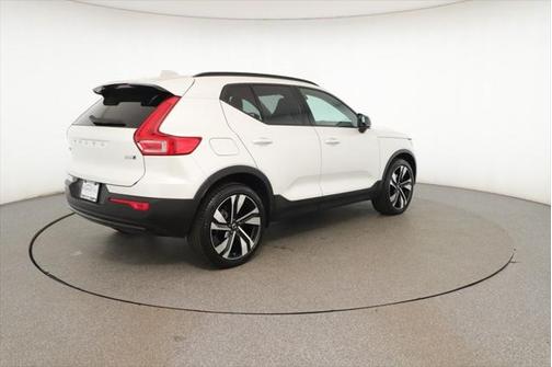 2023 Volvo XC40 B5 Ultimate Dark Theme