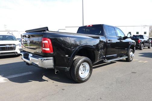 Diamond Black Crystal Pearlcoat 2022 RAM 3500 Laramie Crew Cab 4x4 8' Box